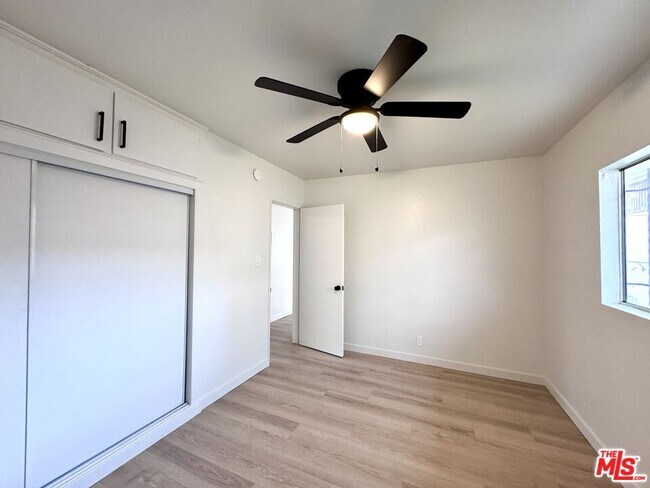 Building Photo - 1540 W 60th St