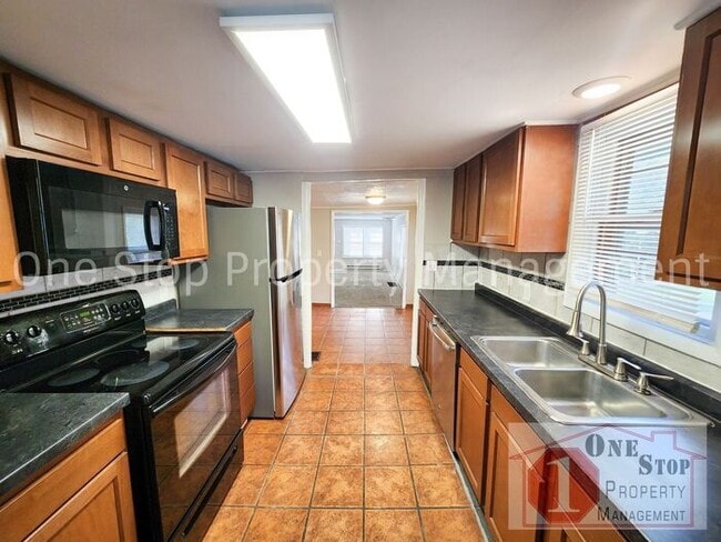 Building Photo - Come See this Charming 2-bedroom, 1-bath H...