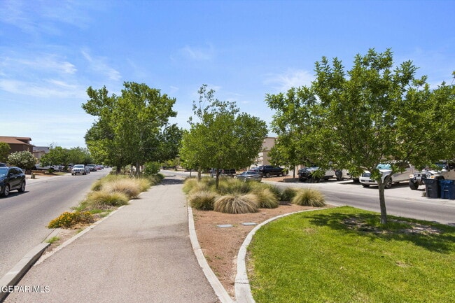 Building Photo - 2057 Shreya St