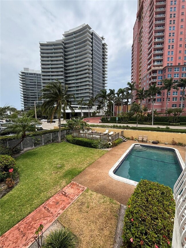 Building Photo - 2121 N Ocean Blvd