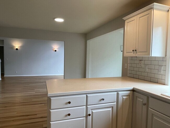 Building Photo - In town Poulsbo neighborhood large 4 bedroom now available