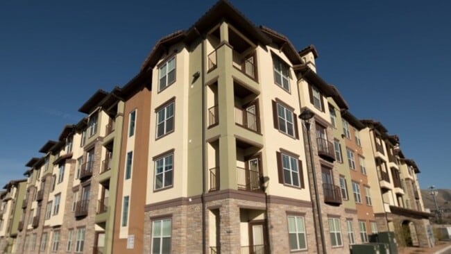 Building Photo - 140 W Castellano Dr