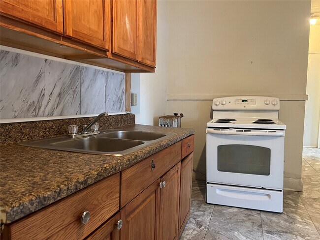 Building Photo - 272 Main St