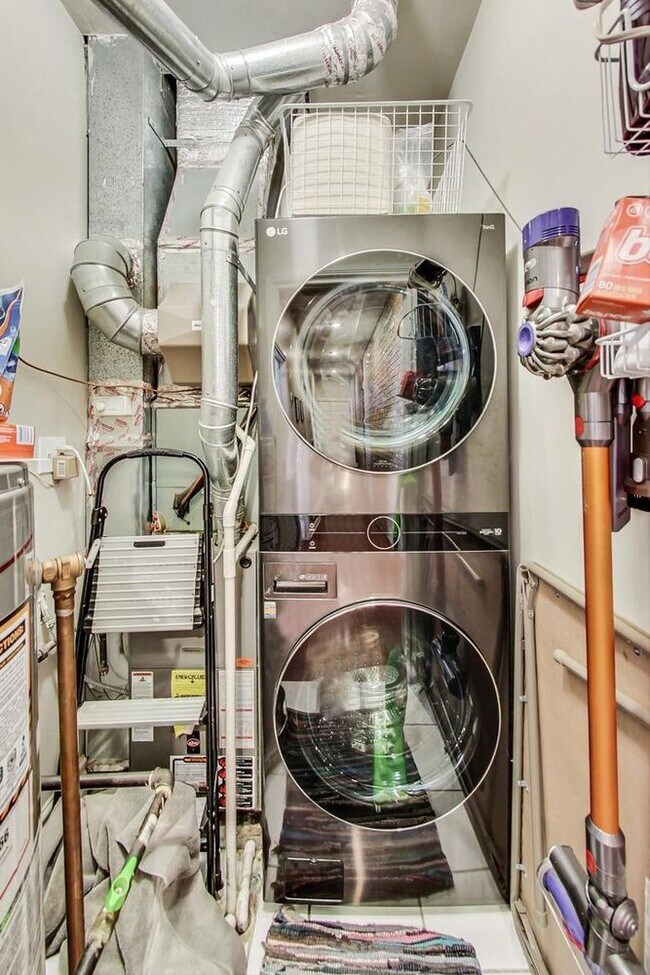 Building Photo - 5121 N Kenmore Ave