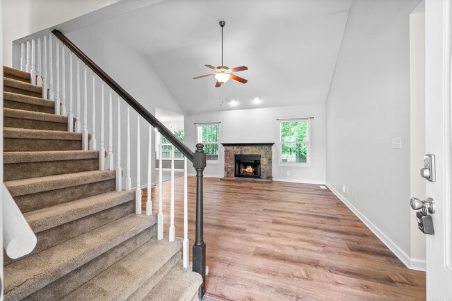 Building Photo - Pet Friendly Three Bedroom with Bonus!
