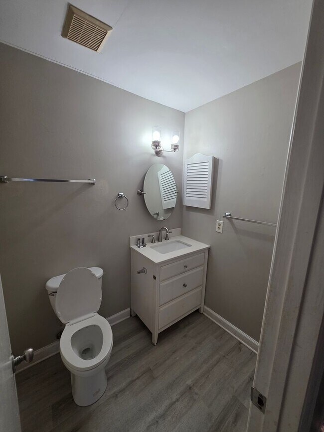 Building Photo - 454 Forest Hills Dr