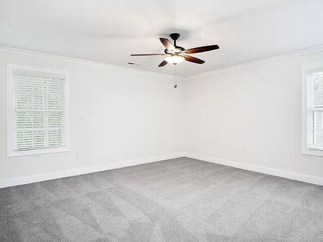 Building Photo - 2206 Adelay Dr