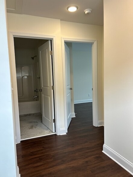 Building Photo - 5546 Stream Ln