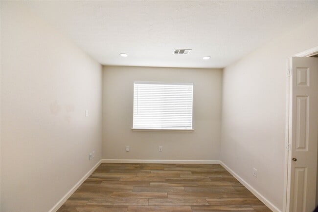 Building Photo - 8558 Laurel Trails Dr