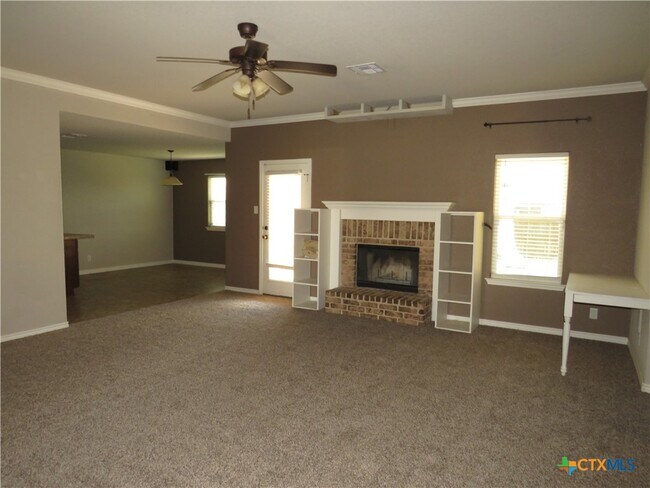 Building Photo - 2604 Hector Dr