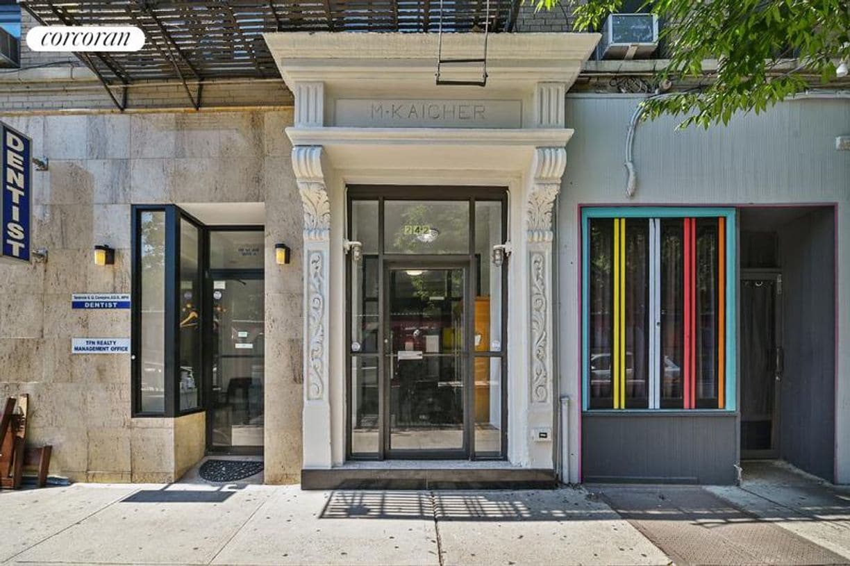 Building Photo - 242 E 10th St
