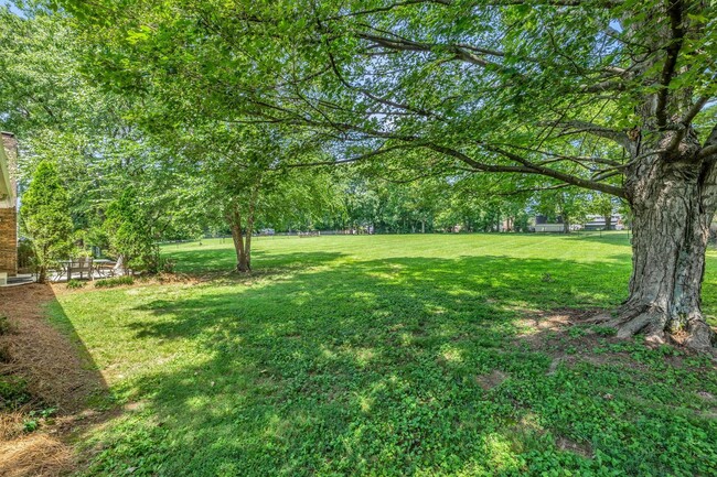 Building Photo - One level living in the heart of Brentwood