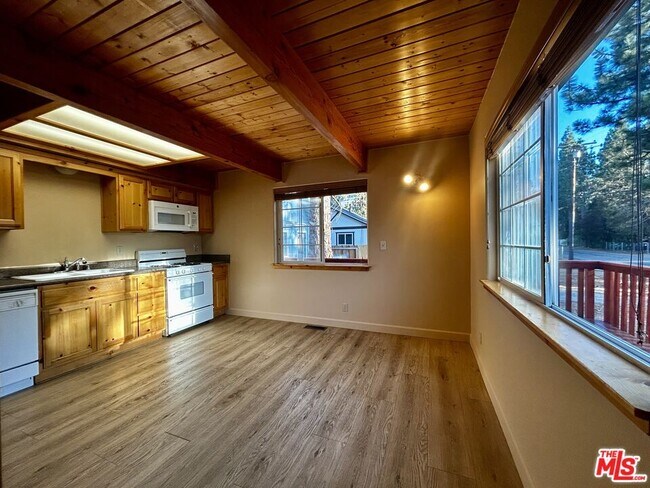 Building Photo - 525 Santa Barbara Ave