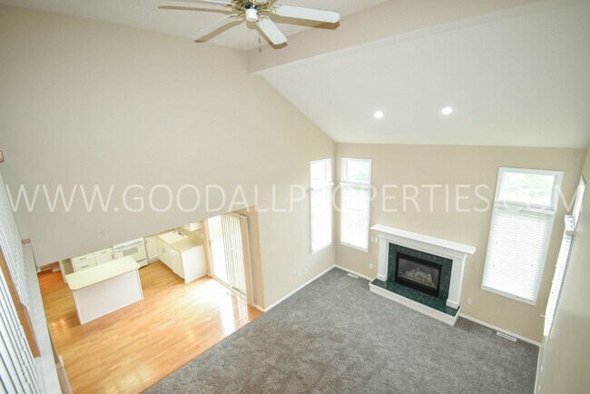 Building Photo - 4 Bedroom 2.5 Bathroom home in Urbandale