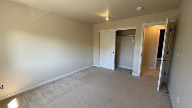 Building Photo - Beautiful 4-Bedroom Home for Lease in the ...