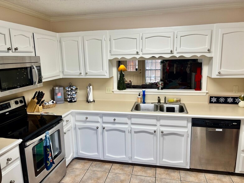 Building Photo - 9949 Siegen Ln