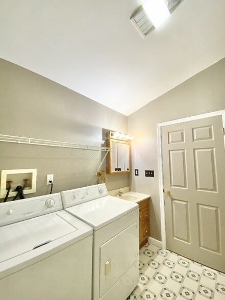 Building Photo - 1001 Bloom St