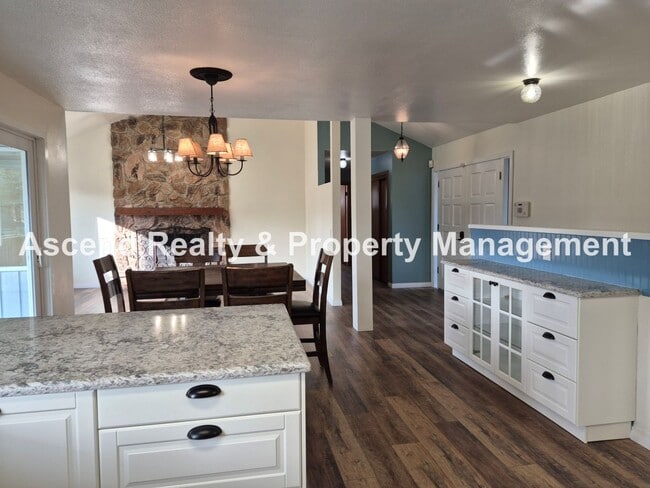 Building Photo - Need Space? This is the Place! Available NOW~Beautifully Updated 4Bed/3Bath Backs to Park Pets OK