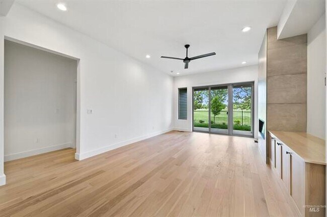 Building Photo - AstoriaTownHome