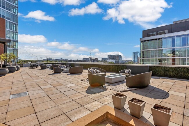 Building Photo - Awesome 1BE/1BA Condo in the Gulch w/2-res...
