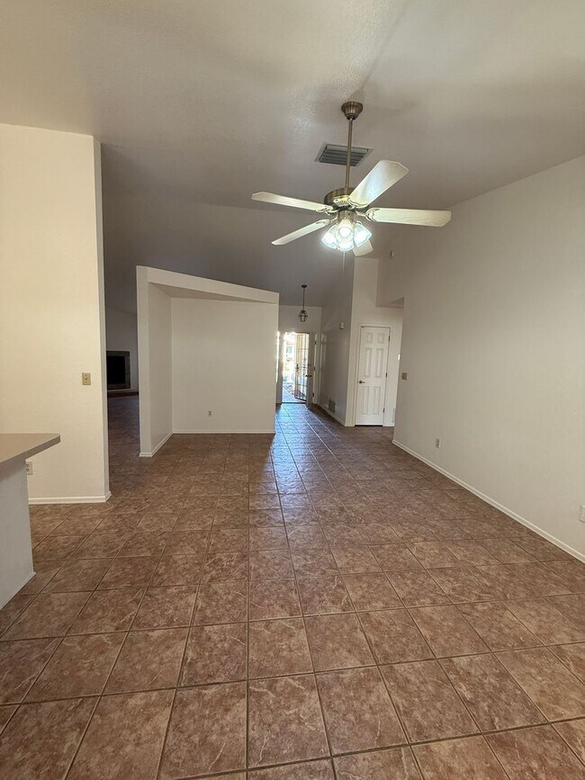 Building Photo - 3 Bed 2 Bath home in the highly desirable Northwest Tucson area. New paint and Carpet!