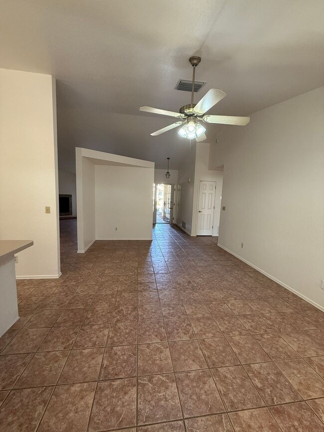 Building Photo - 3 Bed 2 Bath home in the highly desirable Northwest Tucson area. New paint, Carpet an Appliances!