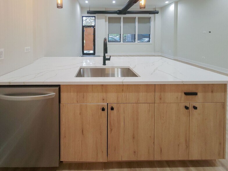 Building Photo - 3829 N Southport Ave