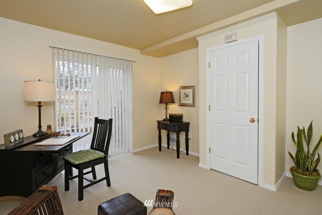 Building Photo - North Greenlake 3-bed 1.75-bath Town House