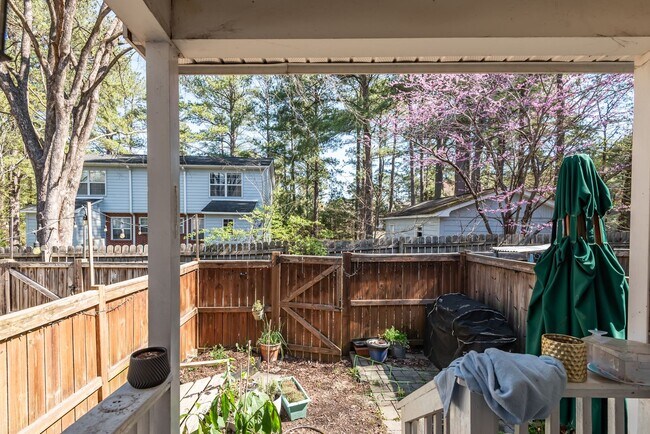 Building Photo - Townhouse in Chapel Hill