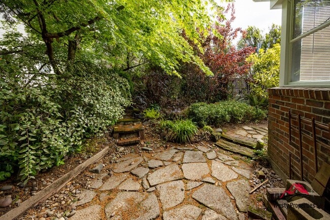 Building Photo - 1811 SE Salmon St