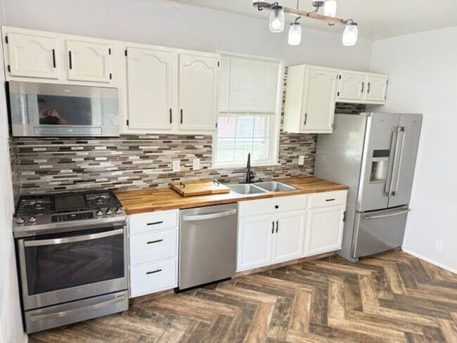 Building Photo - 3304 Daytona Ave