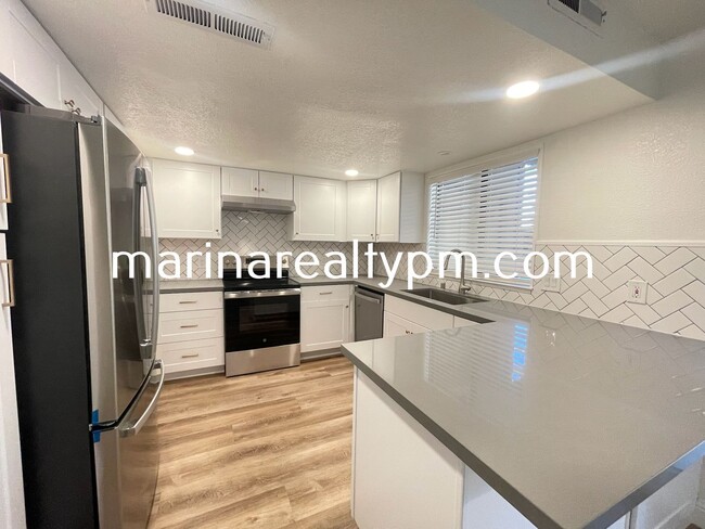 Building Photo - Two Story Crockett Condo Two-Off Street Pa...