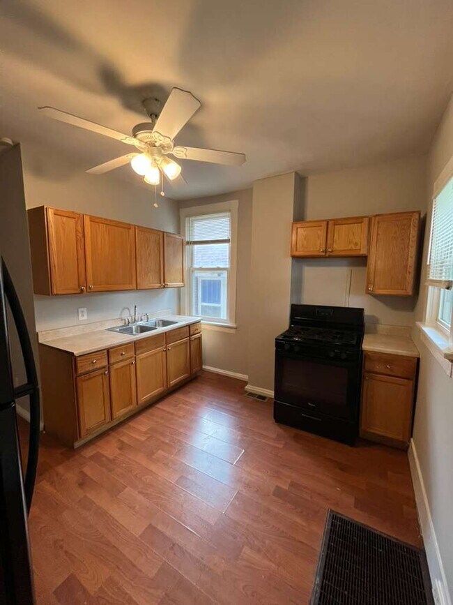 Building Photo - "Charming 2-Bedroom Retreat with Wood Floors with Basement!"