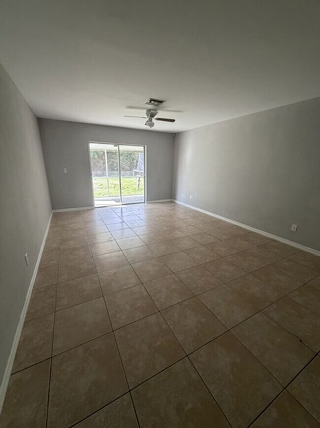 Building Photo - 930 Ainsworth St W