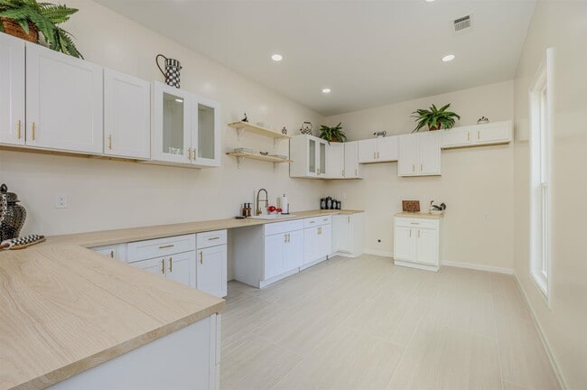 Building Photo - 1061 Shaw Pl