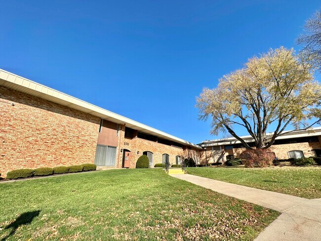 Building Photo - 11958 W Mill Rd