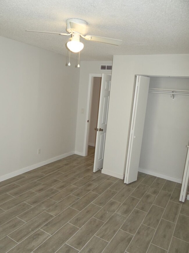 Building Photo - 1 bed / 1 bath condo with a bonus den - Co...