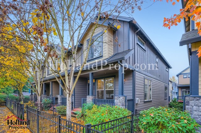 Building Photo - Charming End-Unit Townhouse in a Prime Loc...