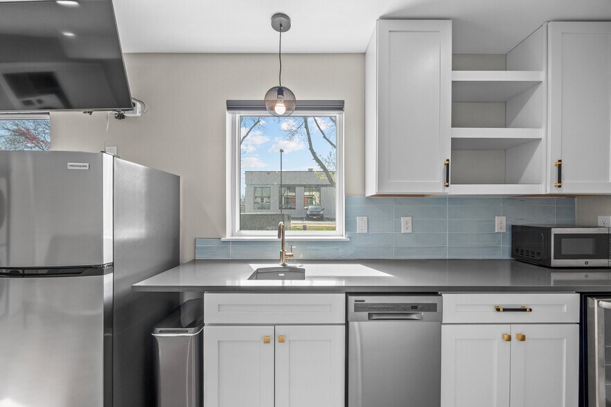 Studio kitchenette - 3840 Eliot St