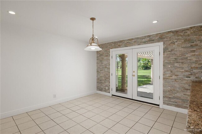 Building Photo - 2805 Lake Shore Dr