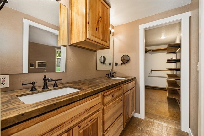 Building Photo - Charming Country Home on 1 Acre – 2 Bed, 1...