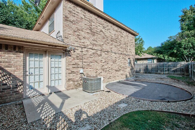 Building Photo - 528 Essex Pl