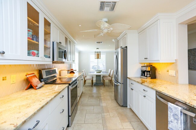 Building Photo - Live the Naples Lifestyle – Elegant 2BR/2B...