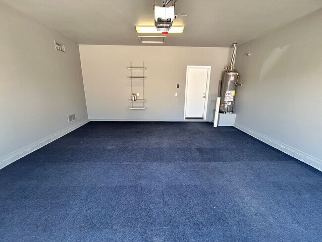 Building Photo - Move-In Special! Updated 3 Bed / 2bath Gilbert Home with New Paint, No Carpet and on the Course