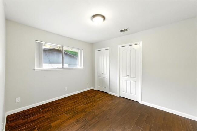 Building Photo - 1009 Rebbeca Dr