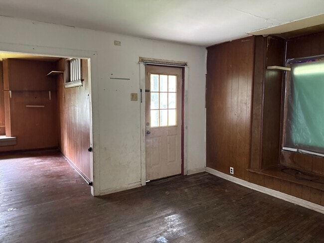 Building Photo - 2300 E Memorial Dr