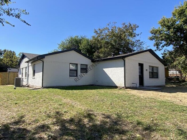 Building Photo - 6121 Singing Hills Dr