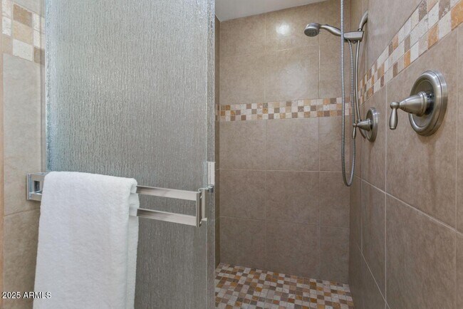 Building Photo - 4020 E Laurel Ln