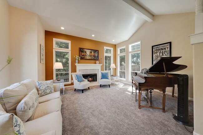 Building Photo - Luxury 4BR Home with Pool & Outdoor Kitche...