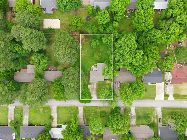 Building Photo - Cute 4 Bedroom 2 Bath home close to campus!